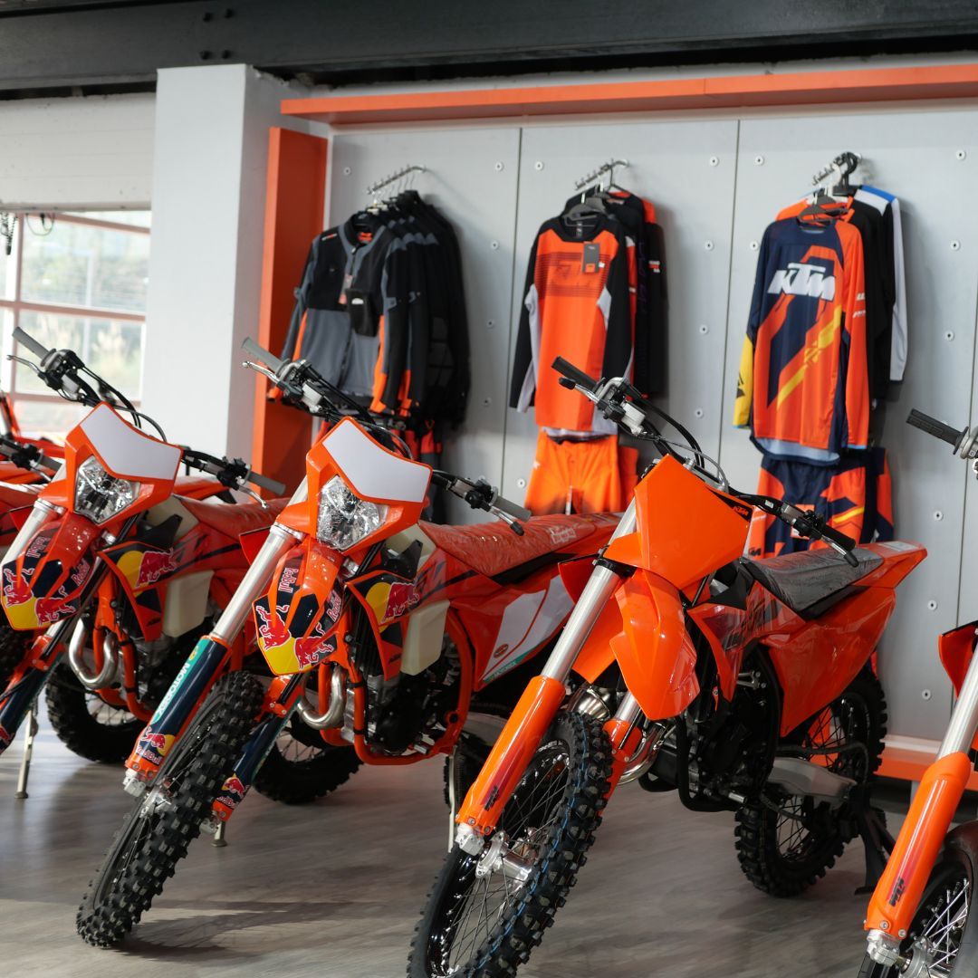 Motos UK Racing: Concesionario oficial exclusivo de Bajaj en España