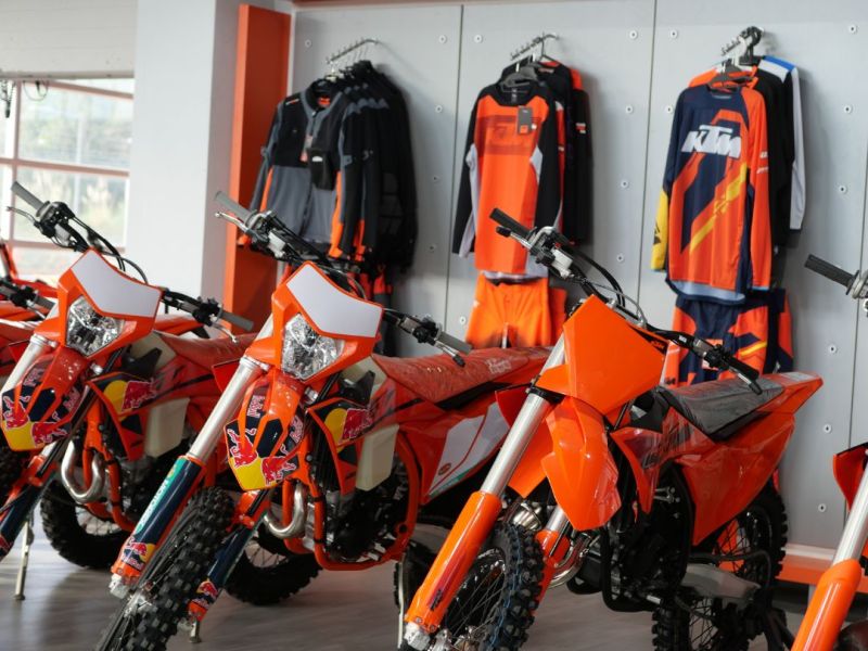 Motos UK Racing: Concesionario oficial exclusivo de Bajaj en España