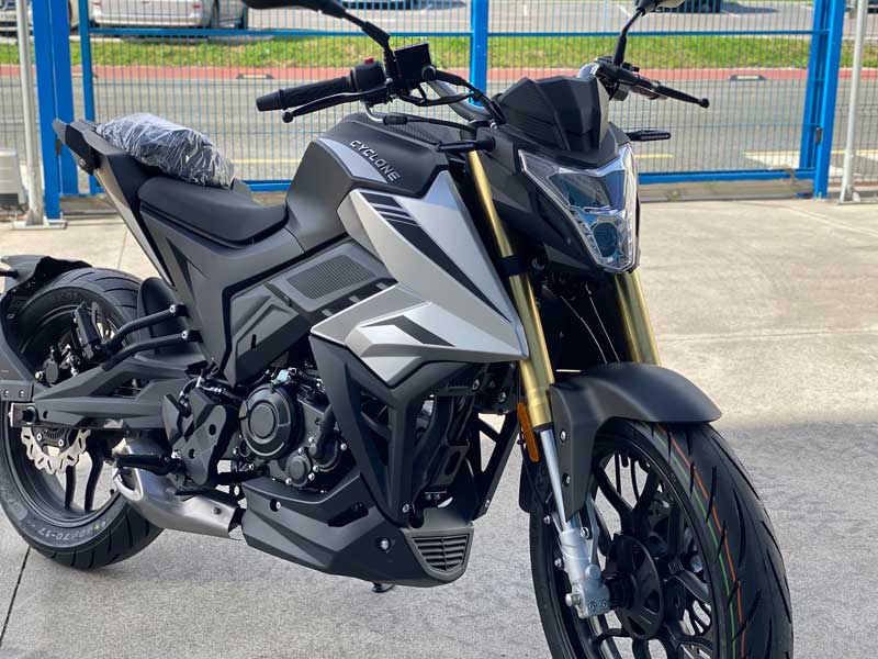 Cyclone en Motos UK Racing